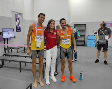 La Reina, junto a los atletas Adel Mechaal e Ignacio Fontes tras competir en la prueba de 1500 m de atletismo en los Juegos Olímpicos. 