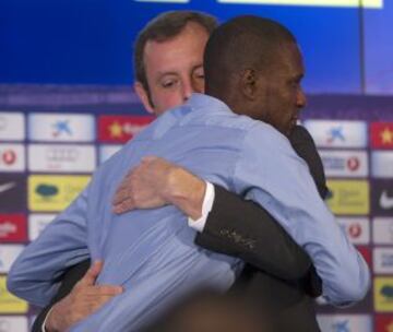 Eric Abidal anunció en una sala de prensa repleta y entre lágrimas que se va del Barcelona. Lo hizo en un acto en el que estuvo acompañado por toda la plantilla del Barcelona y en la que estuvo acompañado por Sandro Rosell y Andoni Zubizarreta.