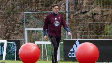 Eduardo Berizzo, entrenador del Celta, camina por el campo de entrenamiento de A Madroa.