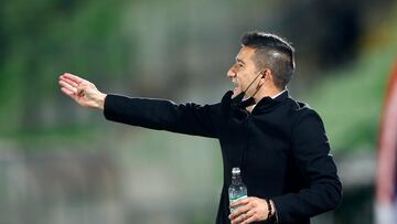 Futbol, Santiago Wanderers vs OHiggins.
Octava fecha, campeonato Nacional 2021.
El entrenador de Santiago Wanderers Victor Rivero da instrucciones a sus jugadores durante el partido de primera division contra OHiggins realizado en el Estadio Elias Figueroa de Valparaiso, Chile.
22/05/2021
Raul Zamora/Photosport
Football, Santiago Wanderers vs OHiggins.
Eighth date, 2021 National Championship.
Santiago Wanderers manager Victor Rivero instructs his players during the first division football match against OHiggins held at the Elias Figueroa stadium in Valparaiso, Chile.
22/05/2021
Raul Zamora/Photosport