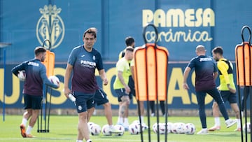 Miguel Angel Tena (d), director de fútbol del Villarreal, dirige el entrenamiento del primer equipo tras la destitución de Pacheta.