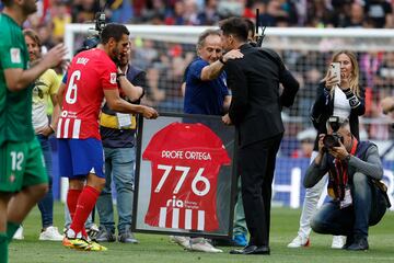 El preparador físico recibió antes del partido un emotivo homenaje de la que fue su afición durante sus 15 años.