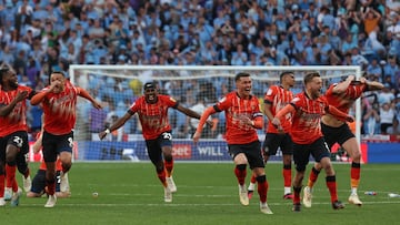 Los jugadores del Luton Town celebran la victoria en la tanda de penaltis.