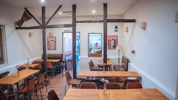 Taberna Garibaldi, nueva propiedad del exvicepresidente de Gobierno Pablo Iglesias, en Lavapi¨¦s, a 19 de marzo de 2024, en Madrid (Espa?a). El espacio est¨¢ situado en el n¨²mero 8 de la calle Ave Mar¨ªa de Madrid y es propiedad de Pablo Iglesias, el poeta Sebasti¨¢n Fiorilli y el cantautor Carlos ?vila. Los juegos de palabras son una de las se?as de este lugar, que titula la oferta vegana de su con un ¡°no me llame ternera¡±. Tambi¨¦n encontramos un salmorejo partisano, enchiladas Viva Zapata o una tosta que lleva el nombre del local, Garibaldi. Entre los c¨®cteles, encontramos Pasionaria Puerto de Valencia, Evita Martini, Fidel Mojito o Gramsci Negroni. El local contar¨¢ con una programaci¨®n cultural basada en conciertos o presentaciones de libros.
19 MARZO 2024;EXVICEPRESIDENTE;PABLO IGLESIAS;BAR;TABERNA GARIBALDI;LAVAPI?S;MADRID
Gabriel Luengas / Europa Press
19/03/2024