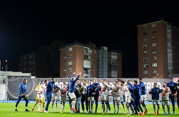 Los jugadores del Rayo celebran la victoria tras finalizar el partido.