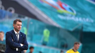 18 June 2021, Russia, Saint Petersburg: Slovakia's head coach Stefan Tarkovic reacts on the touchline during the UEFA Euro 2020 Group E soccer match between Sweden and Slovakia at the Krestovsky Stadium. Photo: Martin Baumann/TASR/dpa
18/06/202