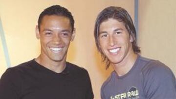 <b>APRETÓN DE MANOS. </b>Oliveira y Sergio Ramos coincidieron en un programa de Sevilla Televisión.