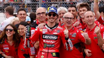 Francesco Bagnaia celebra con su equipo la histórica victoria en la primera carrera al sprint de la historia.