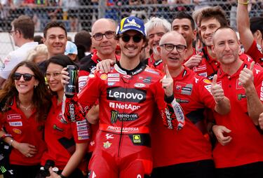 Francesco Bagnaia celebra con su equipo la histórica victoria en la primera carrera al sprint de la historia.