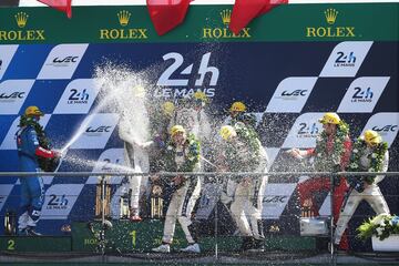 Timo Bernhard, Earl Bamber y Brendon Hartley, el actual piloto de Toro Rosso, se coronan con el Porsche nº2 en las 24 Horas de Le Mans. 