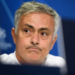 Mourinho: "¿Césped artificial? Hay que hacer como Federer..."