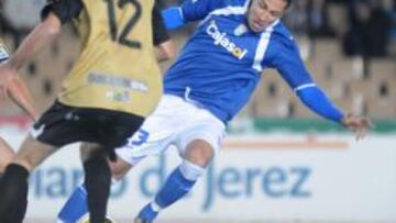 <b>SIN TINO. </b>José Mari, en la imagen ante Alcaide y Cuadrado, no pudo ayer marcar y el Xerez se quedó sin la victoria.