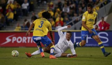 Football Soccer - Las Palmas v Real Madrid - Spanish Liga BBVA - Gran Canaria stadium, Las Palmas de Gran Canaria, Spain - 13/03/16 Real Madrid's Cristiano Ronaldo in action with Las Palmas' Mauricio Lemos and David Garcia.  