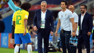 Marcelo se retira lesionado durante el partido entre Serbia y Brasil del Mundial de Rusia.