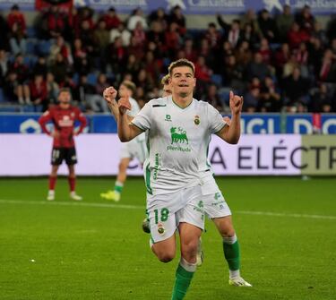 Menuda joya tiene el Racing. El centrocampista, cedido por el Athletic, va a más en cada partido que juega. Ante el Mirandés se echó el equipo a la espalda con un gol y la asistencia del tercero de Villalibre, para que el delantero solo tuviera que empujarla a la red.