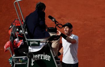 Andy Murray habla con el juez de silla en un momento del partido ante Kei Nishikori.