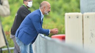 Aitor Elizegi viendo la sesión de entrenamiento del Athletic.
