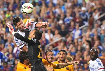 El central del Chelsea anotó un gol de cabeza, pero en el lance se topó con el brazo del guardameta Jordi Masip.  