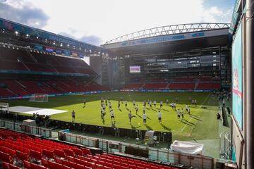 El grupo de jugadores entrenando en el Parken Stadium.