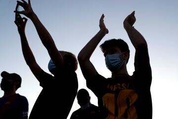 Los aficionados del FC Barcelona se manifestaron en las puertas del club.