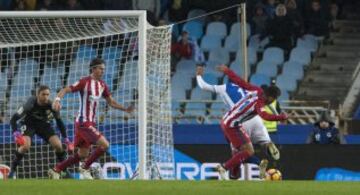 Correa hace penalti a Carlos Vela.