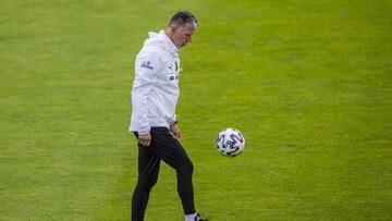 Silhavy, con el bal&oacute;n en un entrenamiento.