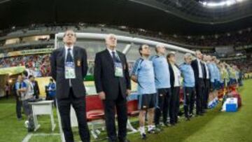 Toni Grande, escuchando el himno de España.