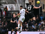 Fulham's Mexican striker #07 Raul Jimenez (C) vies with Tottenham Hotspur's Dutch defender #37 Micky van de Ven (R) during the English Premier League football match between Fulham and Tottenham Hotspur at Craven Cottage in London on March 1, 2026. (Photo by Ben STANSALL / AFP) / RESTRICTED TO EDITORIAL USE. No use with unauthorized audio, video, data, fixture lists, club/league logos or 'live' services. Online in-match use limited to 120 images. An additional 40 images may be used in extra time. No video emulation. Social media in-match use limited to 120 images. An additional 40 images may be used in extra time. No use in betting publications, games or single club/league/player publications. /