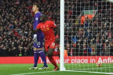 Costel Pantilimon portero rumano actualmente juega en el Club Watford de la Premier League de Inglaterra, con una altura de 2.03