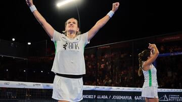 Ariana Sánchez, y Paula Josemaría al fondo, celebran su triunfo.