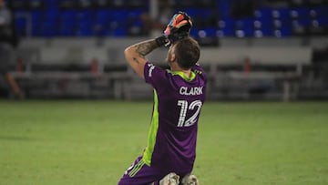 Hace unas horas el guardameta salía campeón con Portland Timbers; ahora ha vuelto a casa y así fue como lo recibió su esposa junto a su mascota.