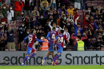 1-1. Ronald Araujo celebra el primer gol.