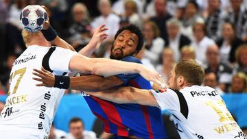 Kiel (Germany), 23/04/2017.- Barcelona's Timothy N'Guessan (C) in action against Kiel's Patrick Wiencek (L) and Steffen Weinhold (R) during the EHF Champions League quarter final, first leg handball match between THW Kiel and FC Barcelona Lassa in Kiel, Germany, 23 April 2017. (Liga de Campeones, Balonmano, Alemania) EFE/EPA/DAVID HECKER