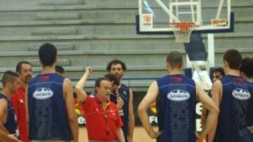 <b>DÍA DE RECONOCIMIENTO. </b>Aíto García Reneses estuvo muy activo con todos sus jugadores en el primer día de la concentración.