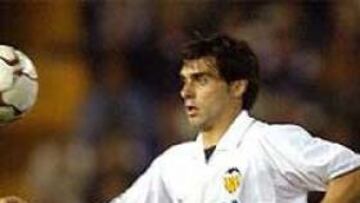 <b>AYALA .</b>El central apela a la concentración de los defensores valencianistas para frenar el ataque gallego