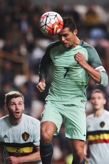 El jugador portugués Cristiano Ronaldo anota un  durante un partido amistoso entre Portugal y Bélgica