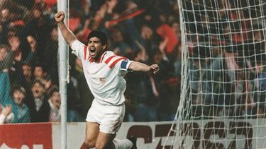 Maradona, celebrando un gol con el Sevilla.