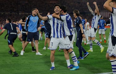 El conjunto txuri‑urdin celebra sobre el césped el título de la Copa del Rey, logrado tras una final que se resolvió en la tanda de penaltis.