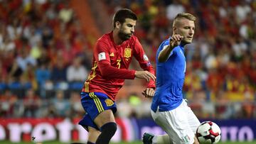 Spain&#039;s defender Gerard Pique (L) vies with Italy&#039;s forward Ciro Immobile  during the World Cup 2018 qualifier football match between Spain and Italy at the Santiago Bernabeu stadium in Madrid on September 2, 2017. / AFP PHOTO / PIERRE-PHILIPPE 