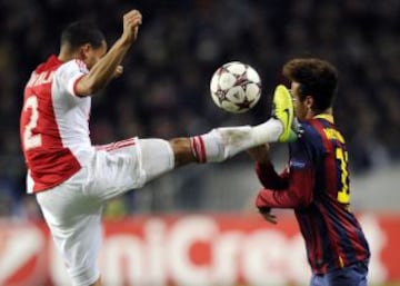 El defensa holandés del Ajax Amsterdam Ricardo van Rhijn (L) salta por el balón junto al delantero brasileño del Barcelona, ​​Neymar (R) durante el grupo de la UEFA Champions League H de fútbol entre el Ajax de Amsterdam y el FC Barcelona en el Amsterdam Arena