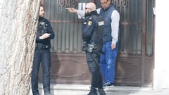 La policía sale del edificio donde vive Genoveva Casanova a 17 de Marzo de 2024 en Madrid (España).
GENOVEVA CASANOVA;CASA;
José Ramón Guisado / Europa Press
  (Foto de ARCHIVO)
17/03/2024