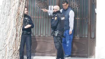 La polic¨ªa sale del edificio donde vive Genoveva Casanova a 17 de Marzo de 2024 en Madrid (Espa?a).
GENOVEVA CASANOVA;CASA;
Jos¨¦ Ram¨®n Guisado / Europa Press
(Foto de ARCHIVO)
17/03/2024