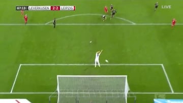 ¡Increíble error del arquero del Leverkusen de Aránguiz!