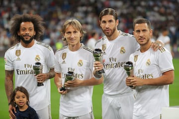 Marcelo, Luka Modric, Sergio Ramos y Eden Hazard posan con el trofeo 'The Best' al mejor once de la temporada.
