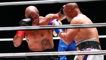 Mike Tyson lanza un golpe ante Roy Jones Jr. durante su pelea de exhibición en el Staples Center de Los Angeles, California.