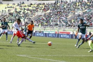 Futbol, Santiago Wanderers v Universidad de Chile.
Undecima fecha, cmapeonato de Clausura 2016.
El jugador de Universidad de Chile, Patricio Rubio, izquierda, marca su gol contra Santiago Wanderers durante el partido de primera division disputado en el estadio Elias Figueroa de Valparaiso, Chile.
02/04/2016
Andres Pina/Photosport**********

Football, Santiago Wanderers v Universidad de Chile.
11th date, Clousure Championship 2016.
Universidad de Chile's player, Patricio Rubio, left, scores against Santiago Wanderers during the first division football match at the Elias Figueroa stadium in Valparaiso, Chile.
02/04/2016
Andres Pina/Photosport