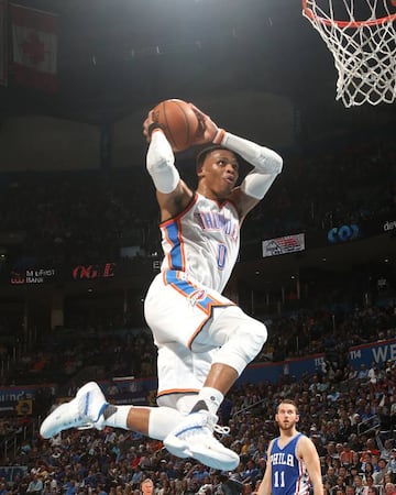 Russell Westbrook machaca ante los Philadelphia 76ers.