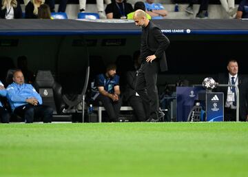 Ppe Guardiola, técnico del Manchester City, cabizbajo en el banquillo tras el gol de Vinicius Júnior.