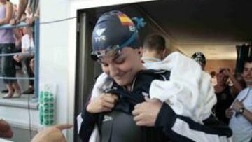 <b>BARCELONA. </b>El juez Poyato comprueba que Eider Santamaría lleva un bañador aprobado por la FINA.