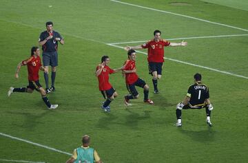 España terminó con el gafe de los cuartos de un torneo tras vencer a la Selección italiana en una tanda de penaltis para la historia. El equipo de Luis Aragonés fue mejor durante el tiempo reglamentario, pero hasta los lanzamientos desde los once metros no certificó el pase a semifinales. Dos nombres propios: Iker Casillas y Cesc Fábregas. El primero por sus dos paradas salvadoras frente a De Rossi y Di Natale, el segundo por aprovechar la ventaja y anotar el decisivo penalti que daba el triunfo al combinado nacional. España sumó su segundo torneo continental y eliminó a Italia por primera vez en una Eurocopa.